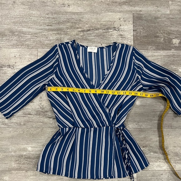 Bundle of Two Spring Tops Size Small - Picture 5 of 11